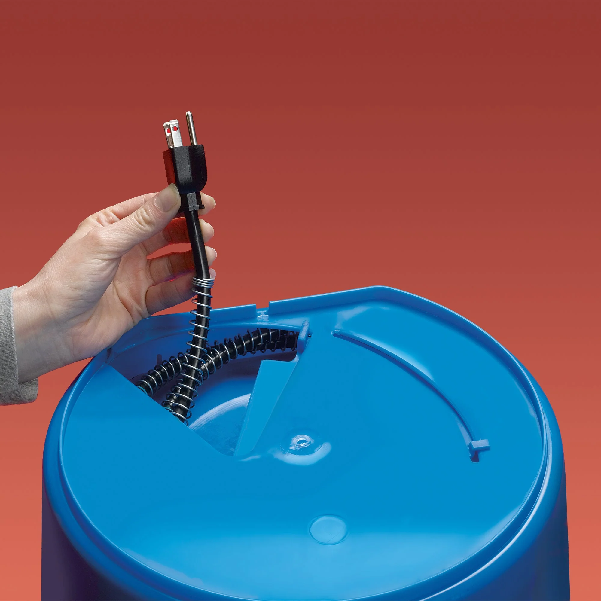 API 20 Quart Plastic Thermostatically Controlled Round Flat Back Heated Bucket - Image 4