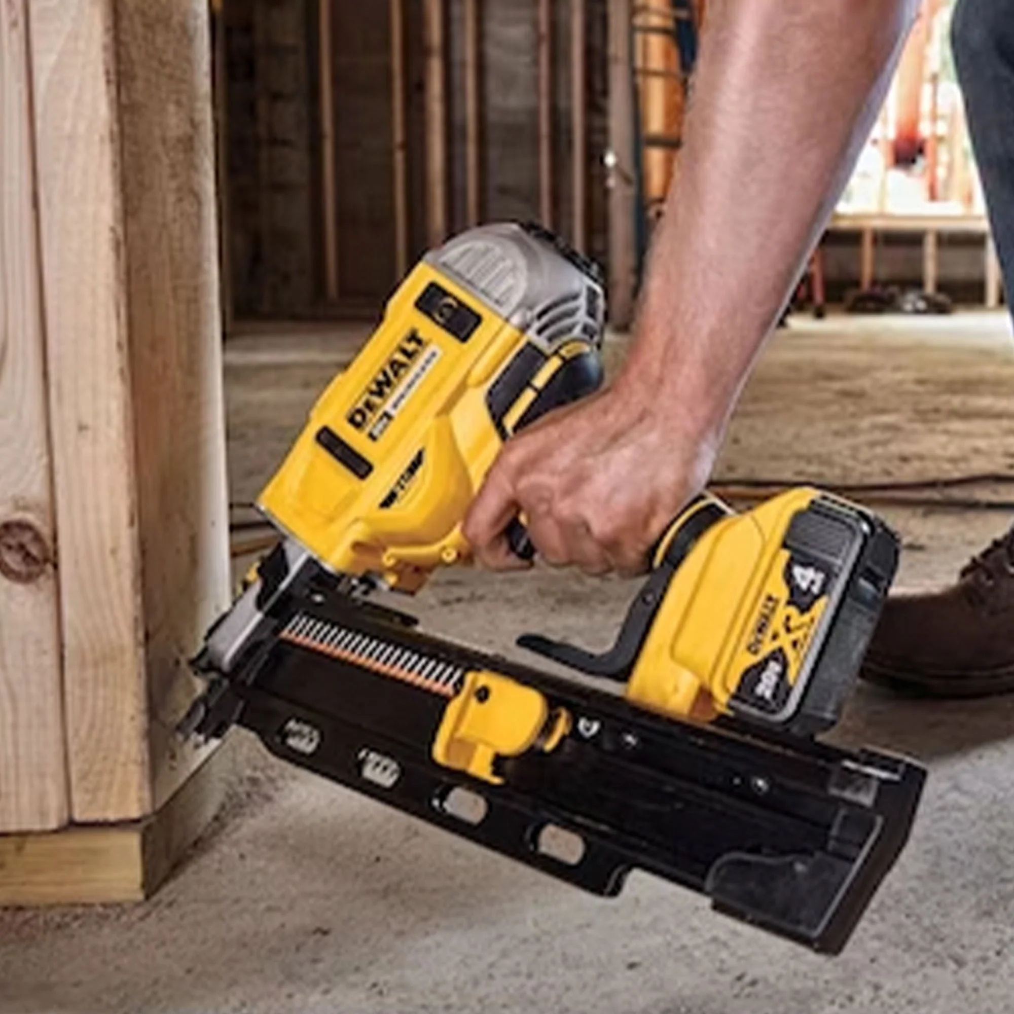 DeWalt 20V MAX Collated Cordless Framing Nailer Tool Kit with Adjustable Hook - Image 6