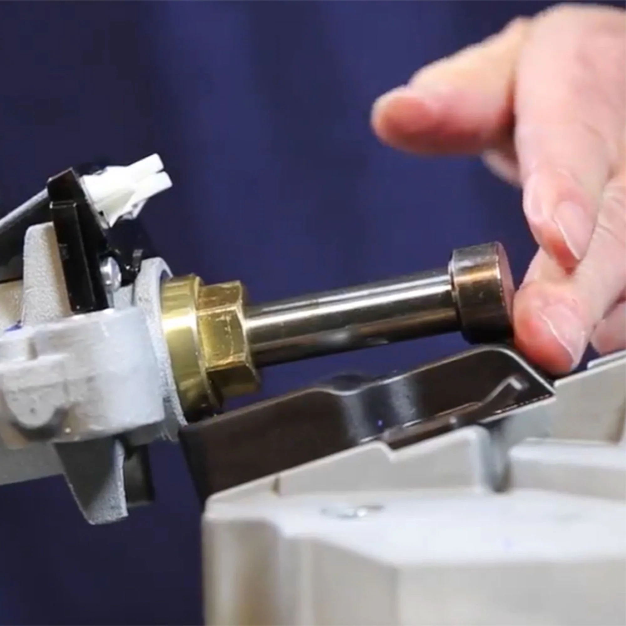 Graco Metal Power Paints Sprayer with Built In Hex Nut Slot for Home Improvement - Image 4