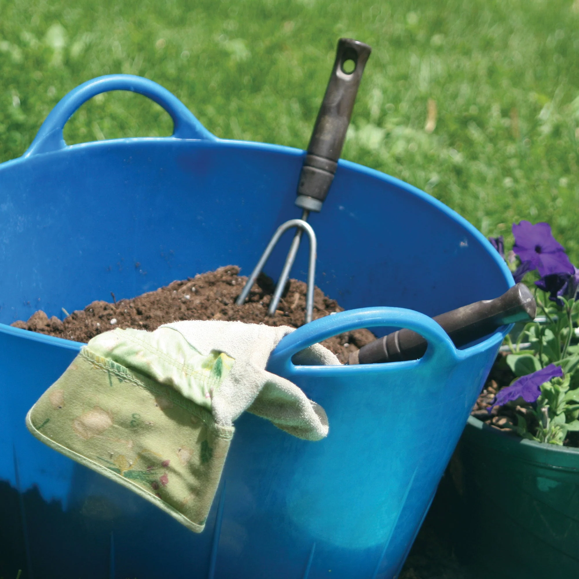 Little Giant 11 Gallon Heavy Duty Farm Bucket Poly/Rubber Flex Tub with Handles - Image 2