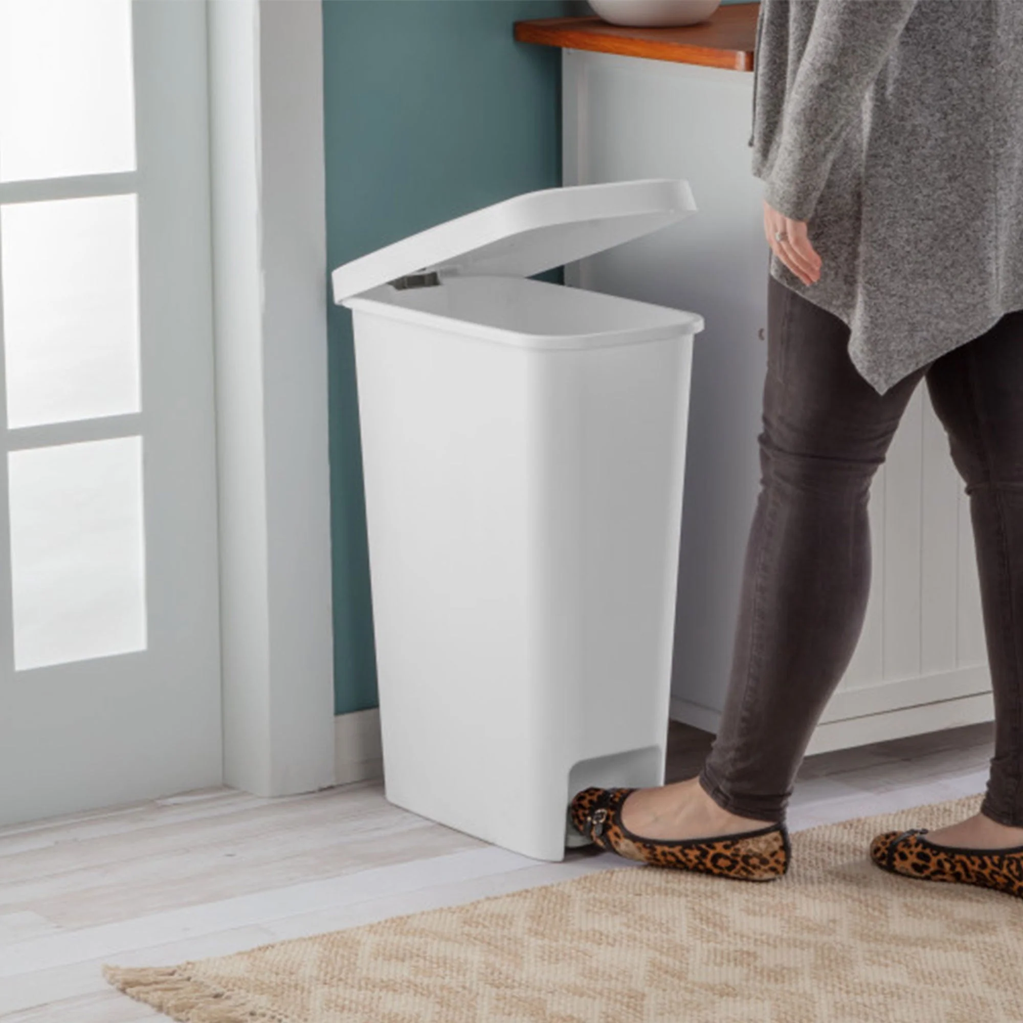 Sterilite 11 Gal. Slim Handsfree Portable Wastebasket Trash Can, White (12 Pack) - Image 5