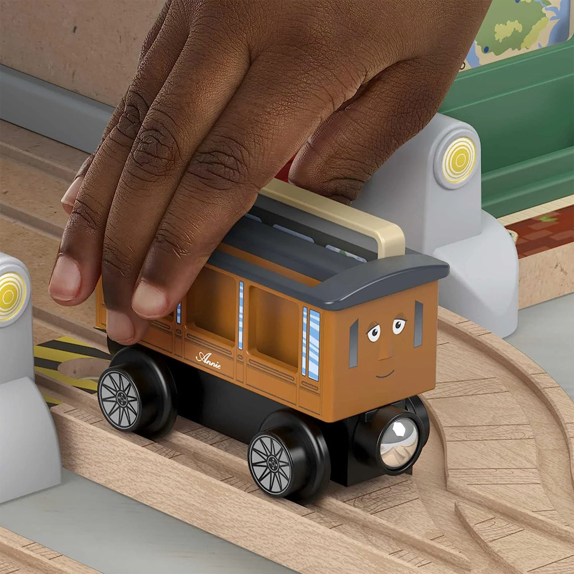 Thomas & Friends Toy Strain Set, Knapford Station Wood Railway Passenger Pickup - Image 11