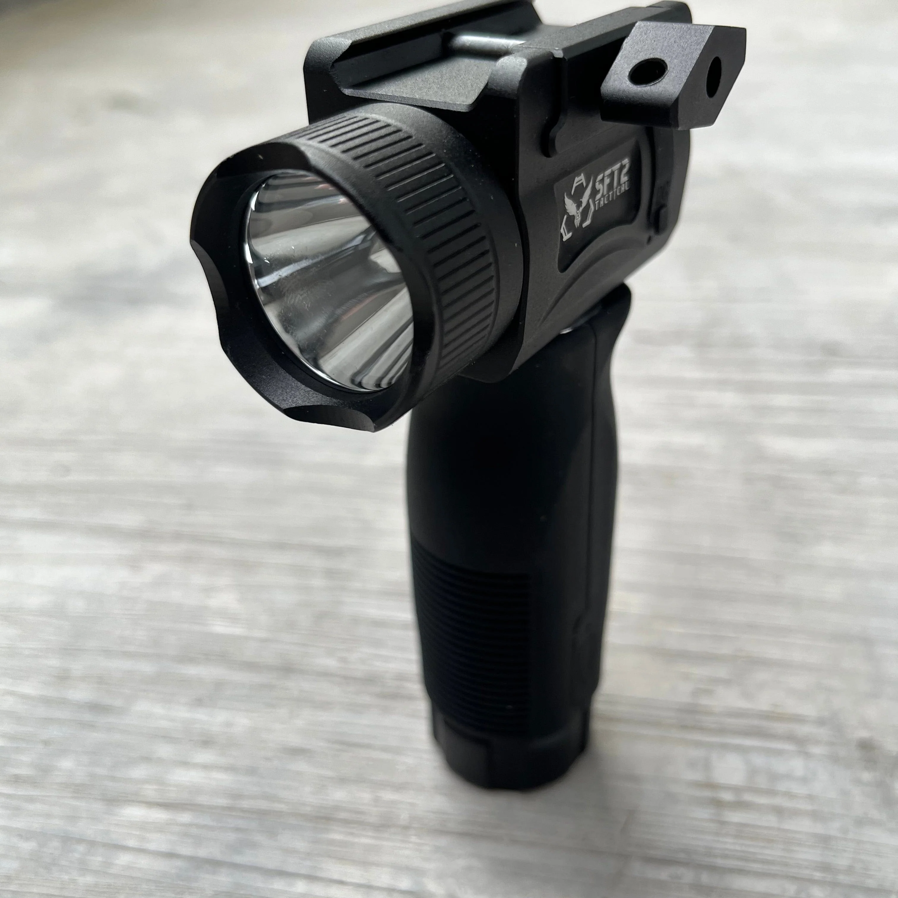 Vertical Foregrip 3 in 1 Flashlight (2000 Lumen) - Image 4